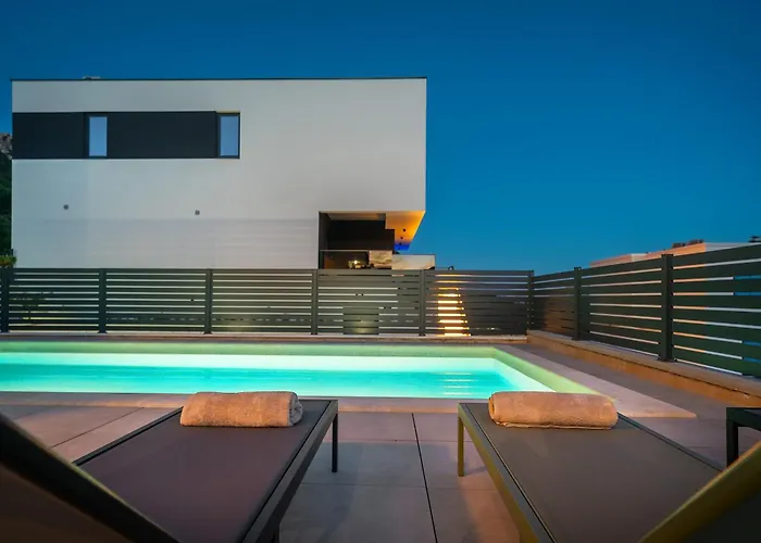 Marina With A Pool Willa Draga Bašćanska