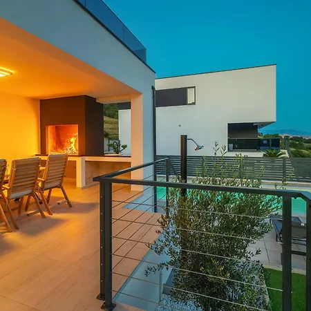 Vila Marina With A Pool *