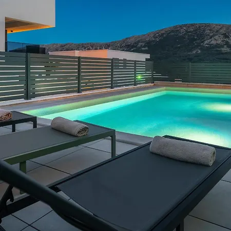 Vila Marina With A Pool