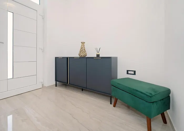 Marina With A Pool Willa Draga Bašćanska